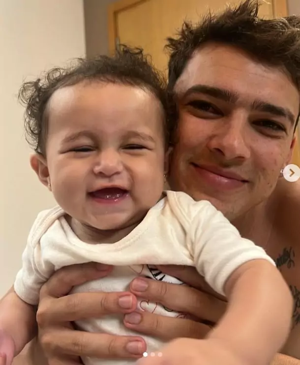 Bebê de Mc Loma junto com o pai, Gabriel Farias