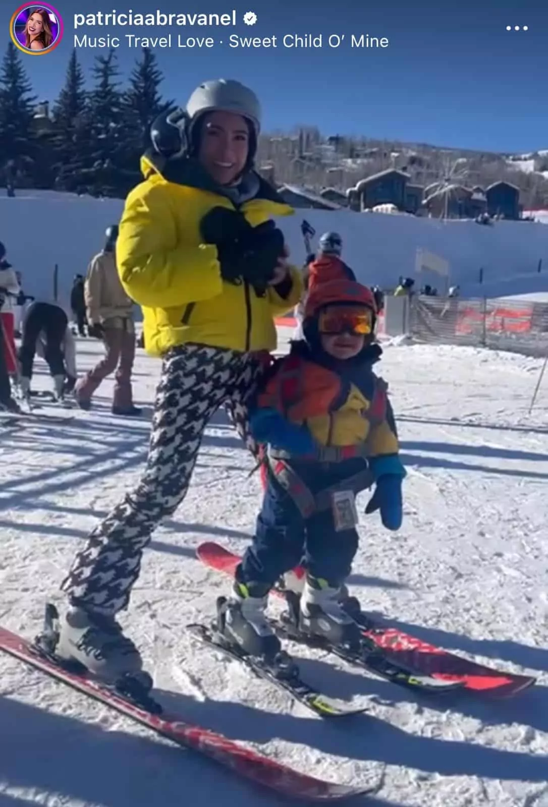 Patrícia Abravanel esquia na neve junto ao seu filho caçula