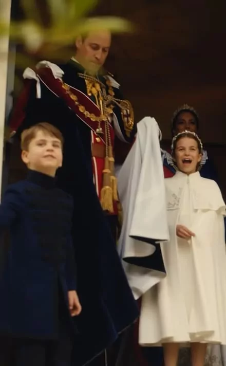 Princesa Charlotte e o irmão príncipe Louis nos bastidores da coroação