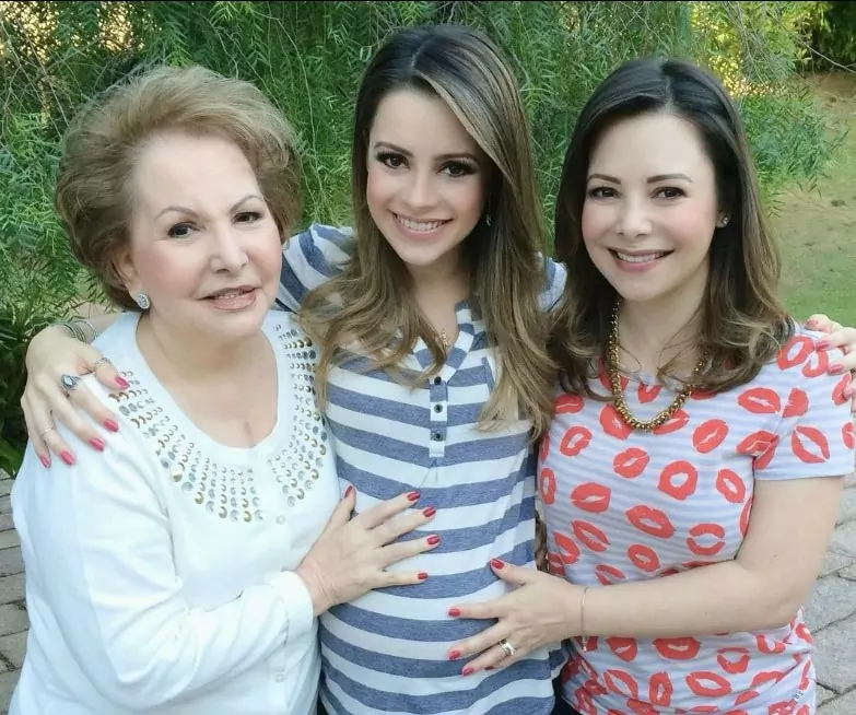 Sandy grávida ao lado de sua mãe e da sua avó