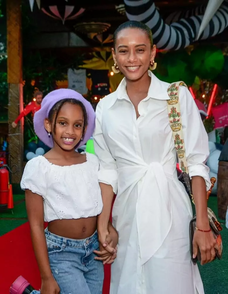 Taís Araújo com a filha mais nova na festa do caçula de Regina Casé