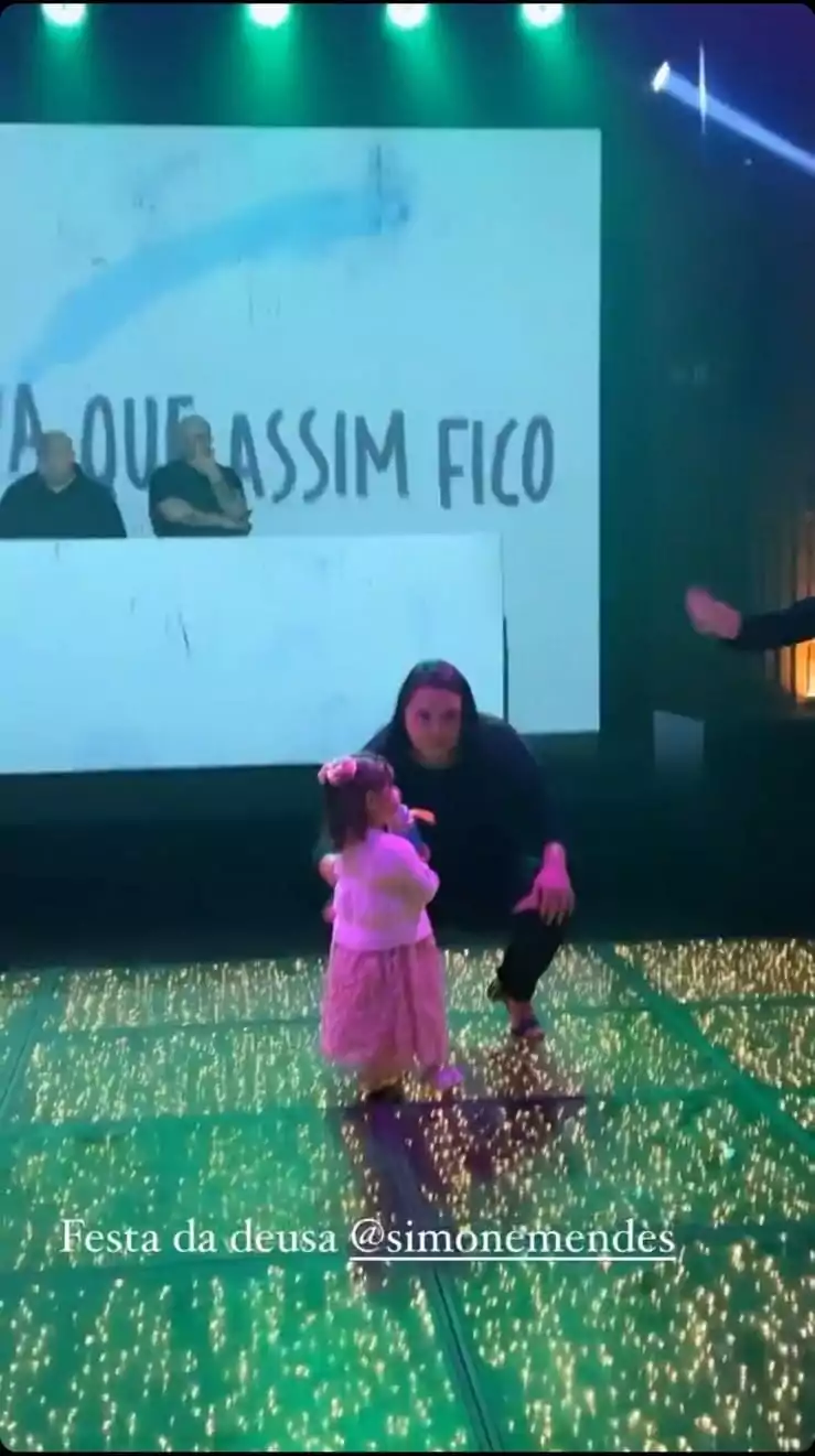 Thammy Miranda mostra filha de Simone na festa de aniversário da cantora
