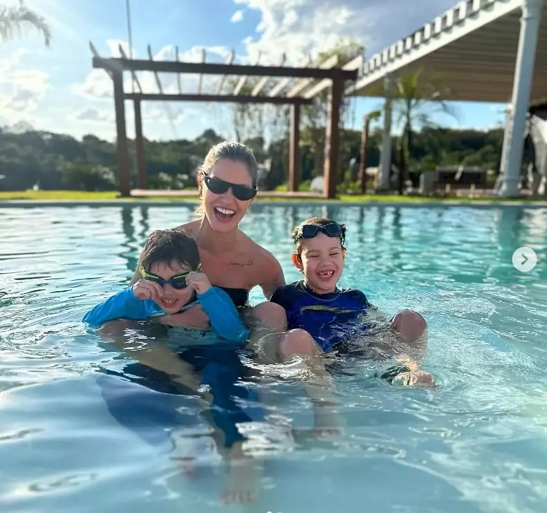 Andressa Suita com os filhos na piscina de sua mansão
