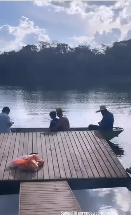 Filho de Andressa Suita surge com Gusttavo Lima no lago da mansão e surpreende 