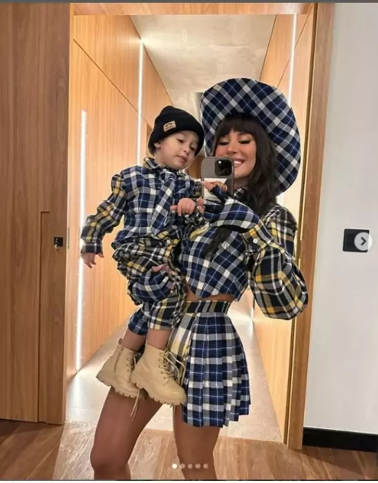 Bianca Andrade posa com bebê usando roupas iguais na casa nova e encanta