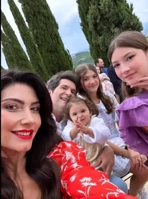 Daniel e sua esposa posam com as filhas em casamento na Itália