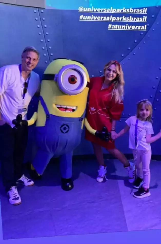 A apresentadora Eliana com o marido e a filha em uma atração de um parque de Orlando