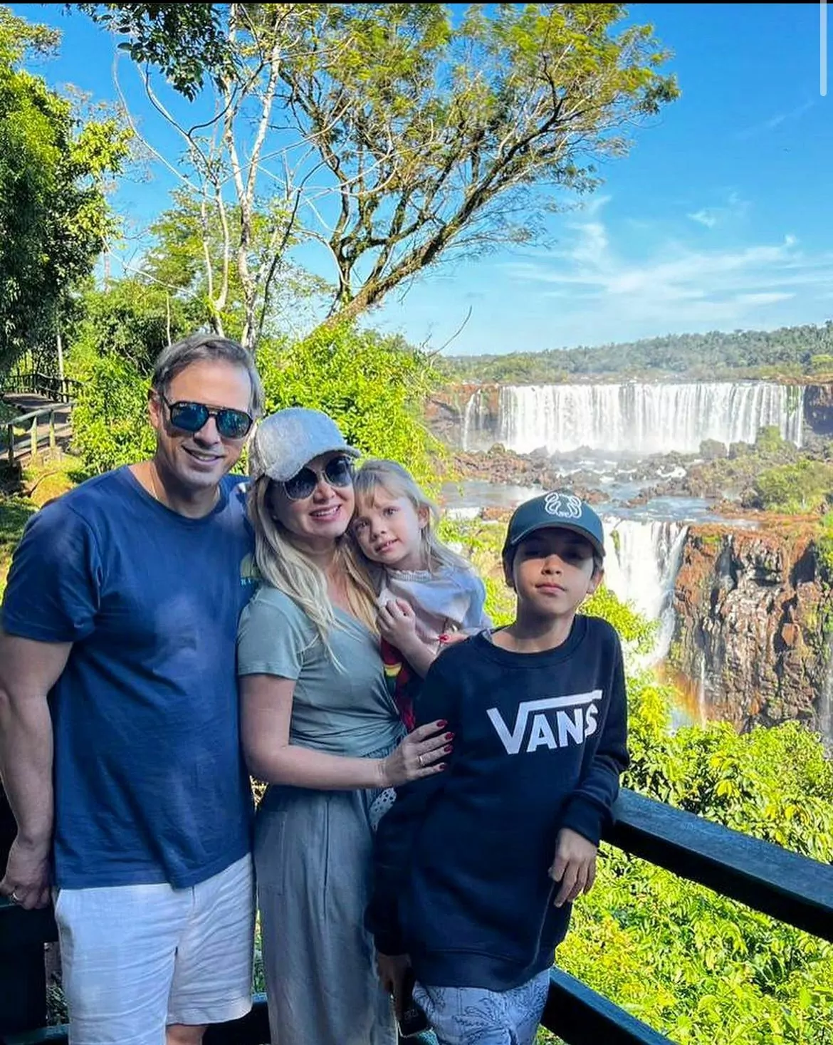 Eliana surge com seus dois filhos e o marido em Foz do Iguaçu