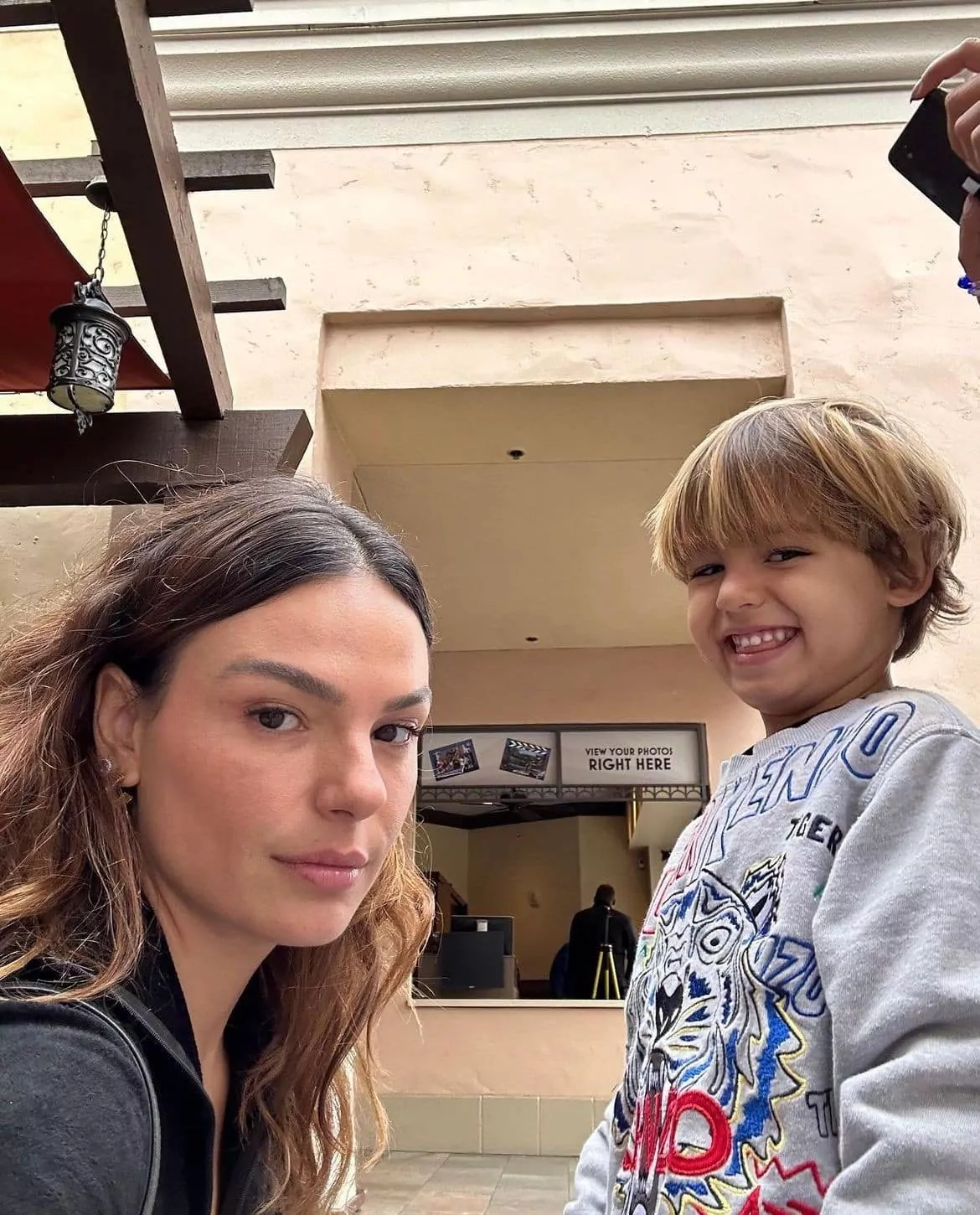 Isis Valverde posa com seu filho em Los Angeles