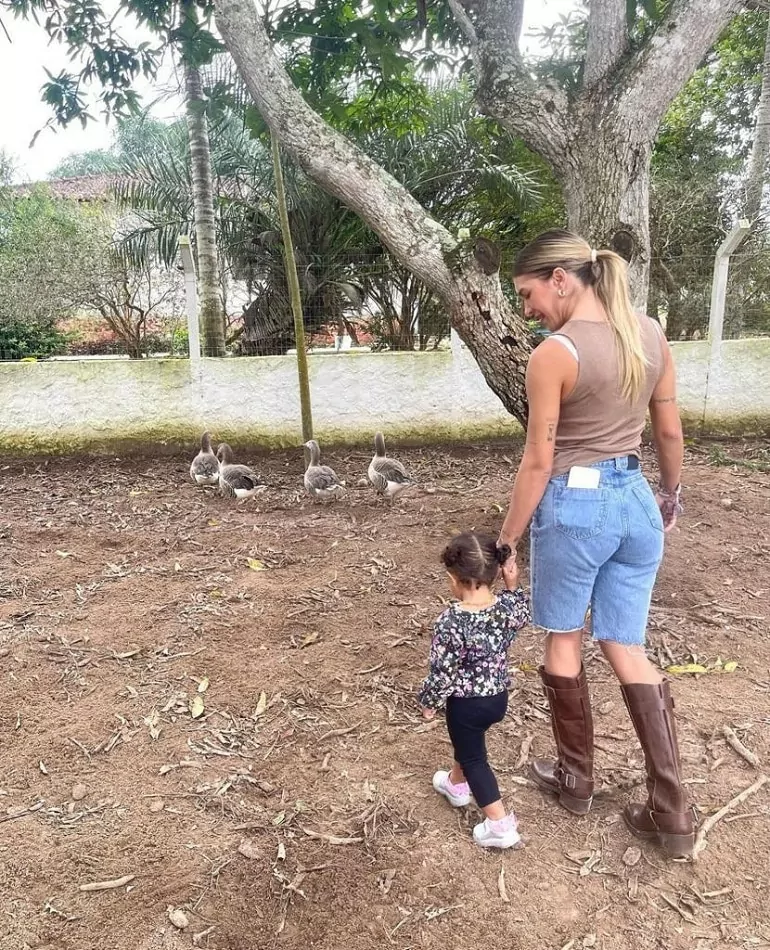 Lore Improta com sua bebê com Léo Santana passeando pela fazenda da família