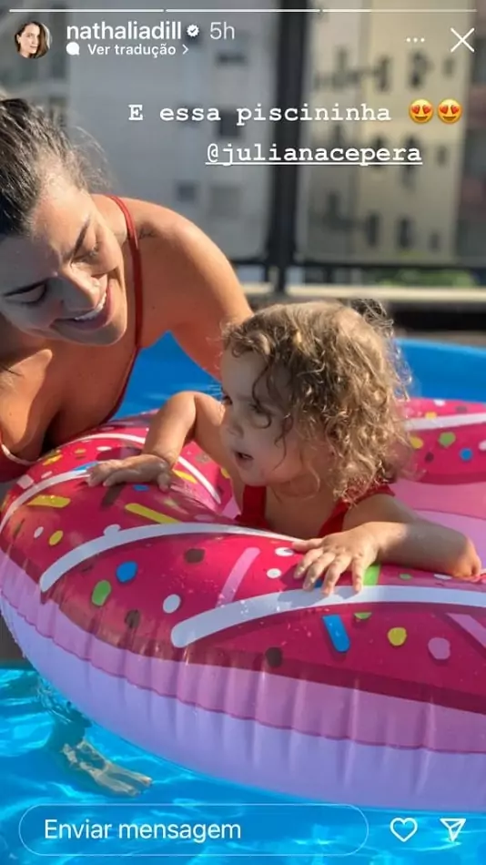 Eva, bebê de Nathalia Dill e Pedro Curvello, aproveitando a piscina 