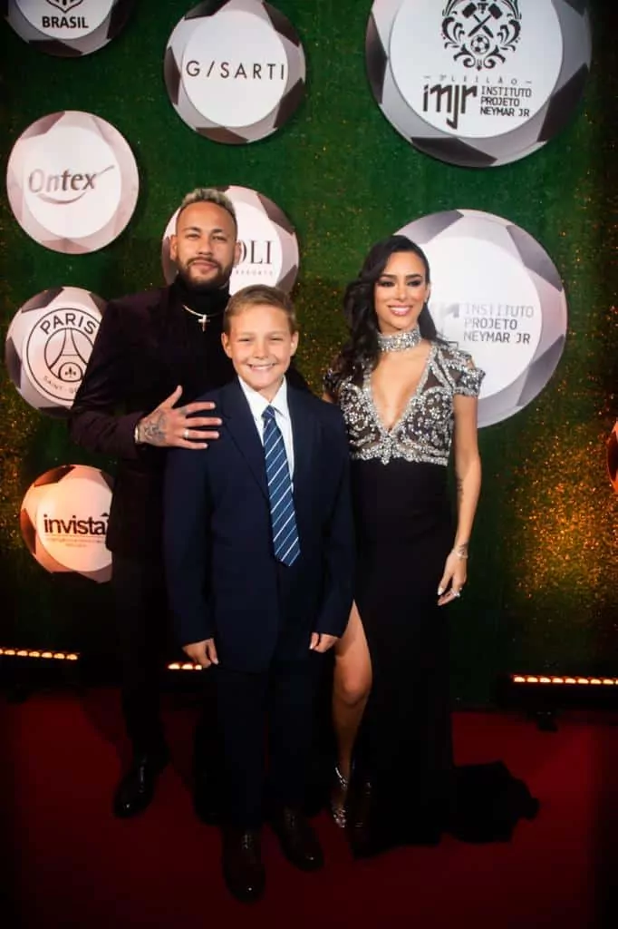 Neymar e Bruna Biancardi posam com filho de Carol Dantas em evento