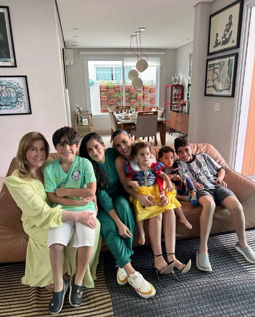 Wanessa Camargo com a família reunida no aniversário de Zilu