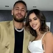 Sem Neymar, Bruna Biancardi posa em festa pra bebê e surpreende