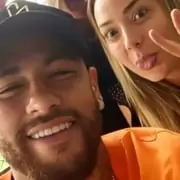 Carol Dantas surgiu com o filho com Neymar no iate