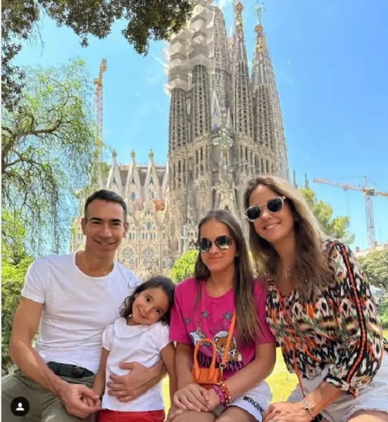 O jornalista César Tralli com a família em um badalado ponto-turístico de Barcelona 