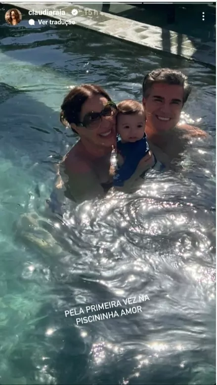 Claudia Raia surge com seu bebê na piscina pela 1ª vez e impressiona