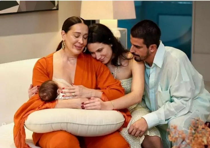 Claudia Raia surge com seu bebê e os irmãos dele na sala da mansão e impressiona