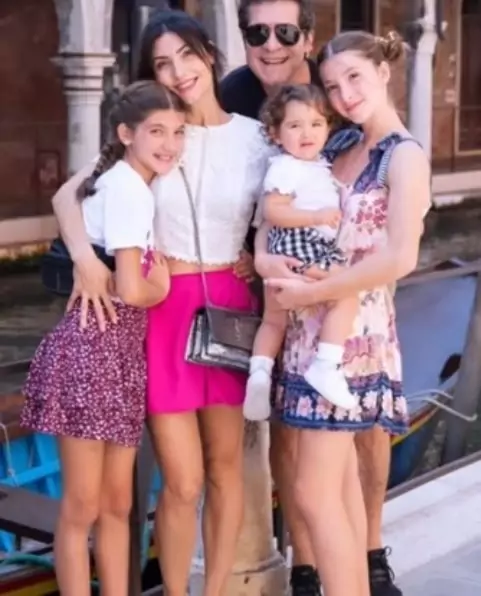 Daniel posa com sua família em viagem a Itália e encanta 