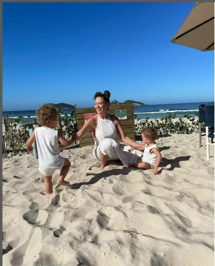 Fabiula Nascimento e os gêmeos de Emílio Dantas posam na praia