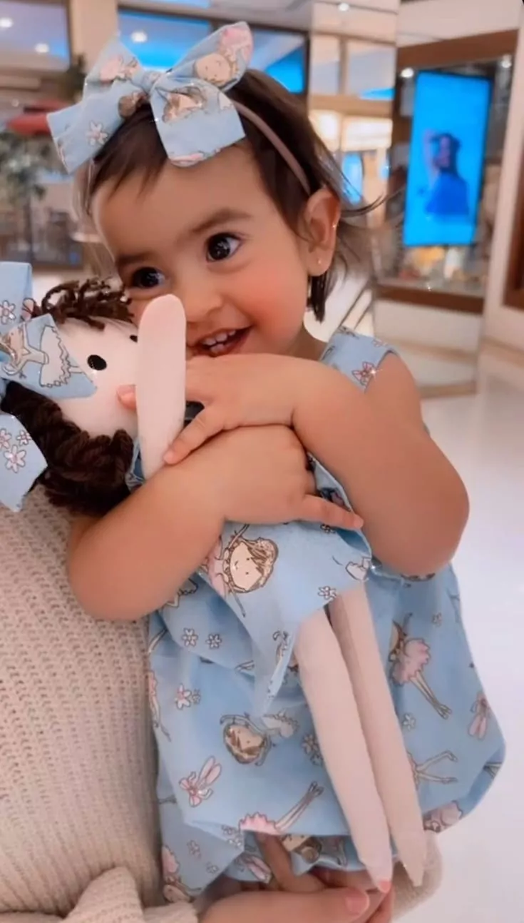 Bebê de Fabíola Gadelha surge com roupa igual a de sua boneca