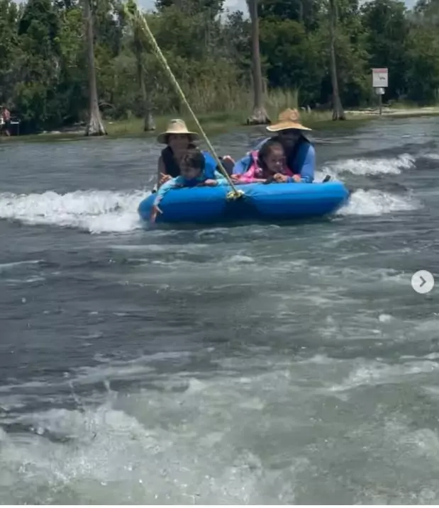 Ivete Sangalo surge com suas filhas gêmeas em passeio de boia em rio nos EUA e surpreende