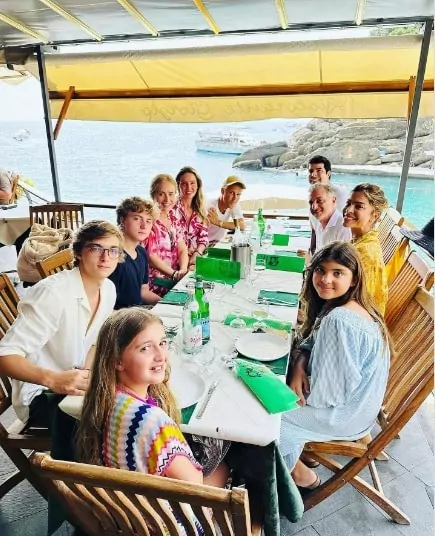 Grazi Massafera, Angélica e Luciano Huck em um almoço com os filhos e amigos, em Portofino