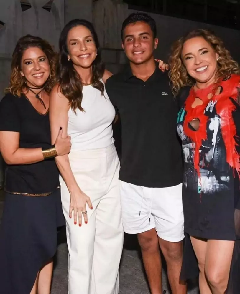 Ivete Sangalo com o filho Marcelinho e Daniela com sua esposa, em um show do Gilberto Gil