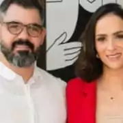 Juliano Cazarré e Leticia mostram as lembrancinhas da festa da bebê