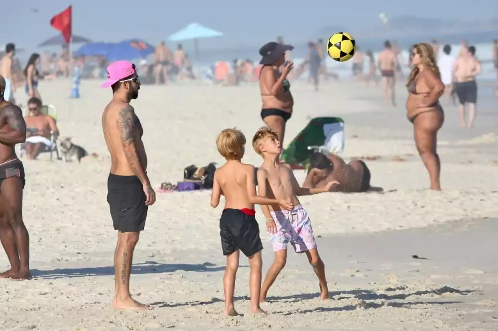 Pedro Scooby com seus filhos com Luana Piovani na praia