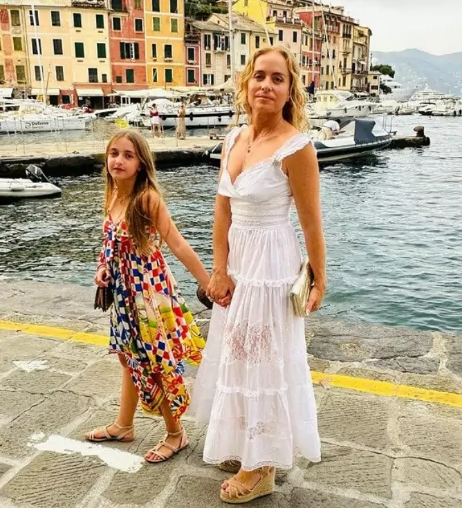 Filha de Luciano Huck usa vestido de grife em passeio com a mãe na Itália