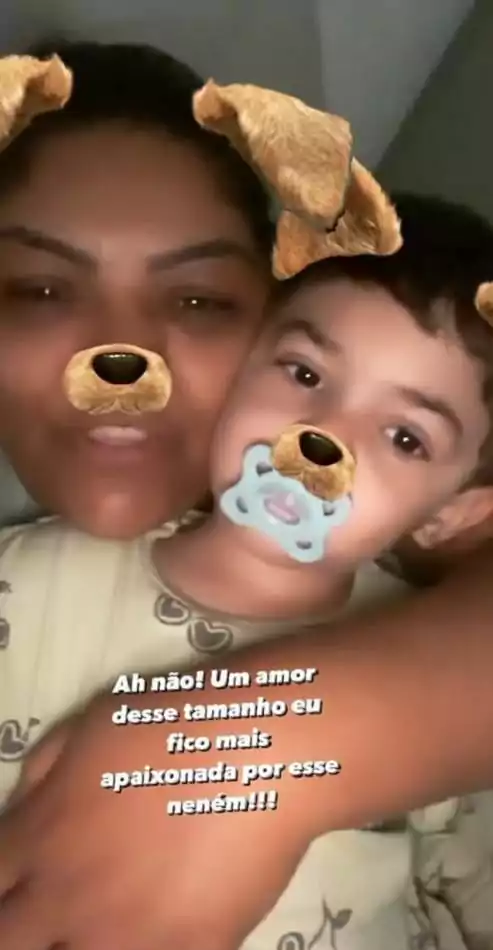 Léo, filho de Marília Mendonça e Murilo Huff, se divertindo com sua babá