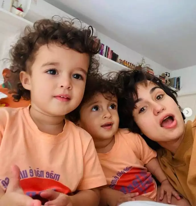 Nanda Costa posa com as gêmeas