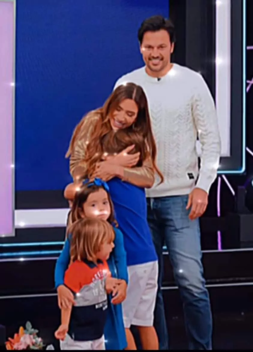 Patrícia Abravanel posa com seus filhos nos bastidores da televisão