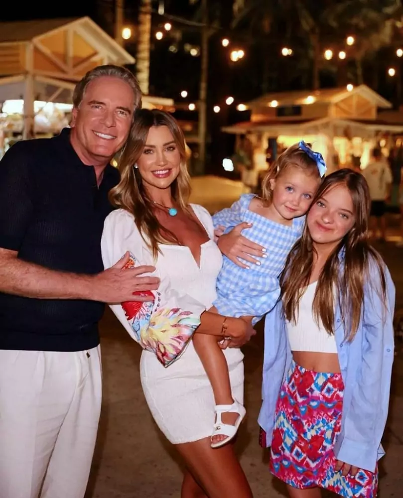 O empresário Roberto Justus com a esposa e as filhas mais novas, Vicky e Rafa, nas Bahamas 