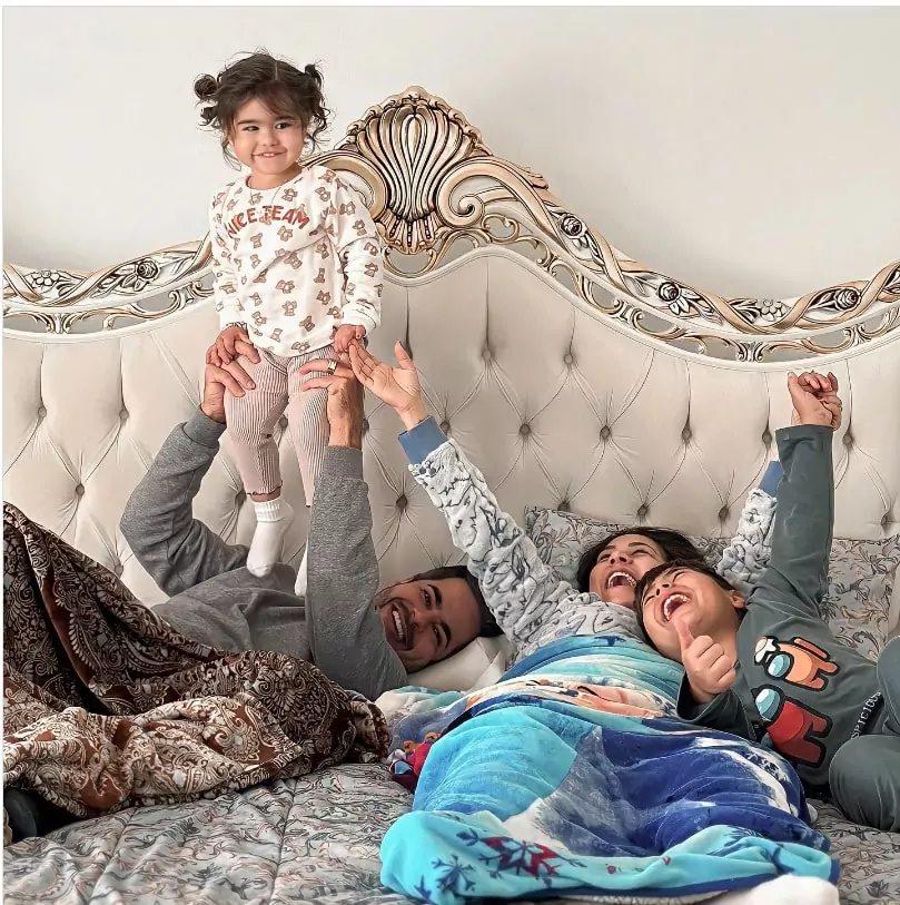 Simone Mendes posa com seus filhos e marido em momento família na mansão e surpreende 