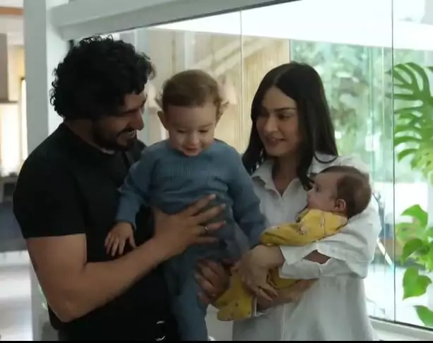 Thaila Ayala posa com seus bebês em casa