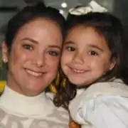 Ticiane Pinheiro posa com sua filha caçula em passeio no circo e surpreende