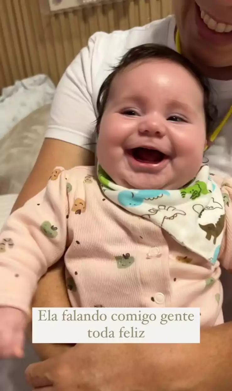 Viih Tube mostra sua bebê sorrindo