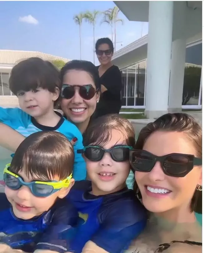 Andressa Suita posa se divertindo com seus filhos e familiares na piscina da mansão