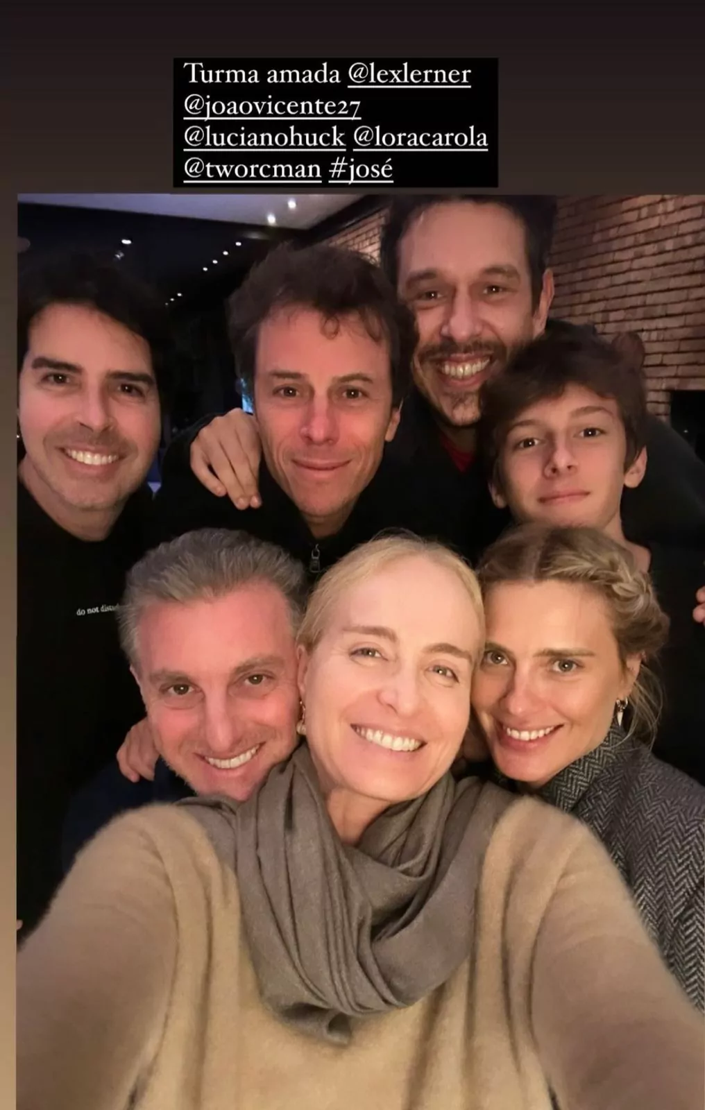Carolina Dieckmann, seu caçula e seu marido posam em encontro com amigos famosos