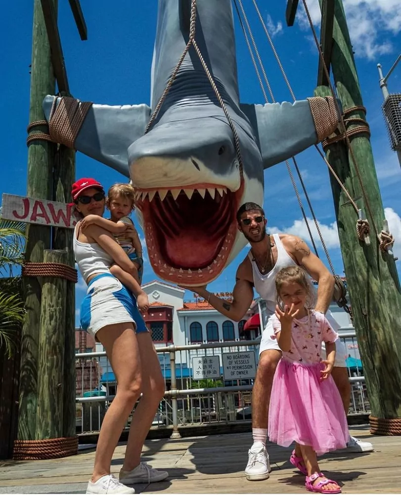 Laura Neiva e Chay Suede com os filhos em um parque de Orlando