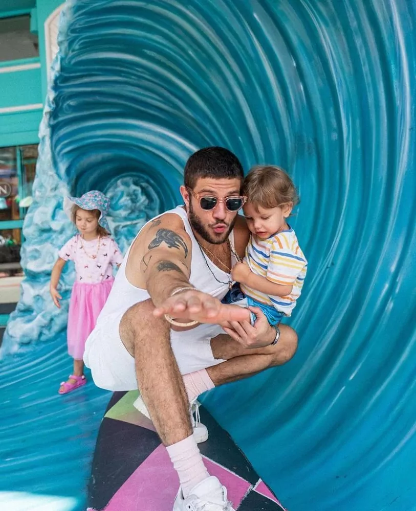 Chay Suede com os filhos em um parque de diversões, na Flórida