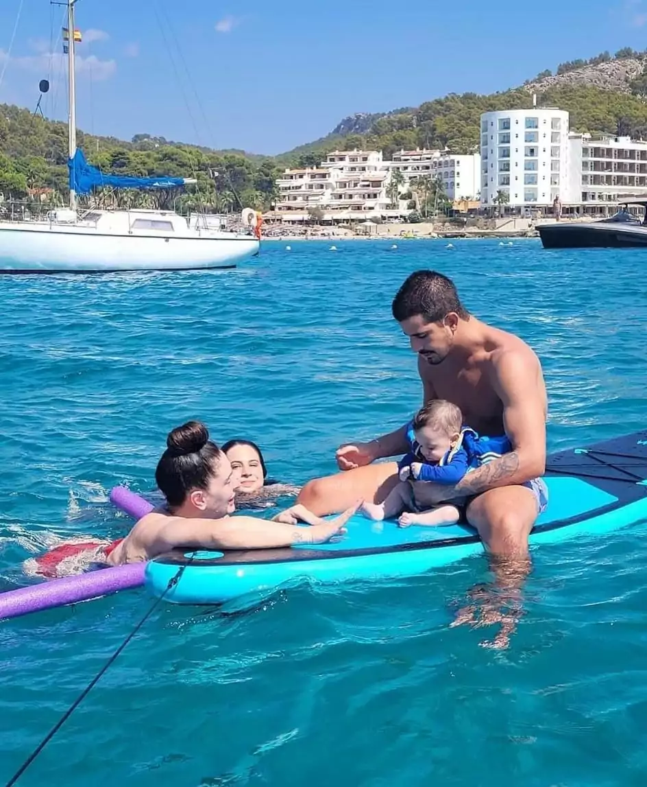 Claudia Raia surge com os filhos em mergulho na Espanha