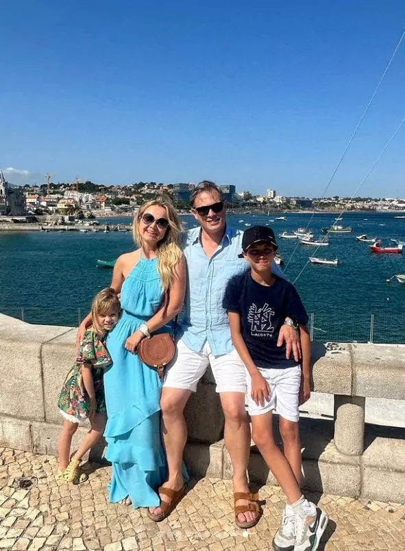 Eliana posa com seus dois filhos e o marido em Portugal