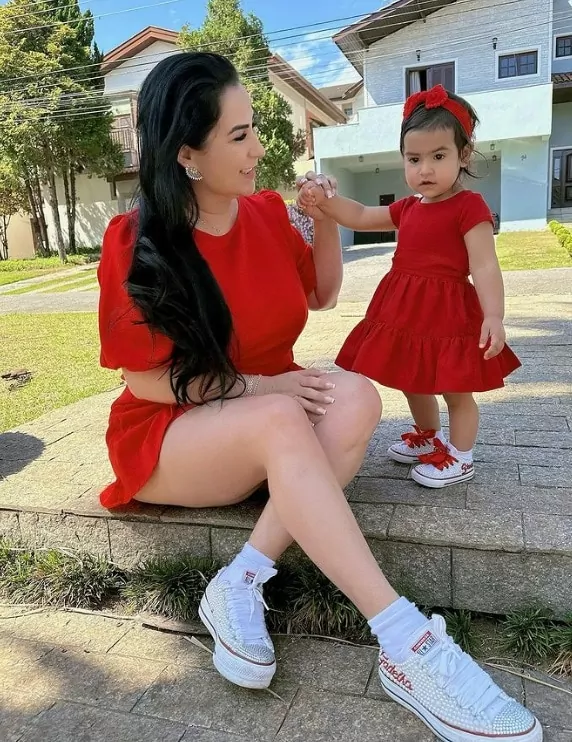 Fabíola Gadelha com sua filha, a pequena Yarin