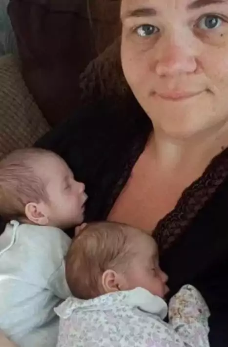 A mãe Diane e os seus bebês gêmeos