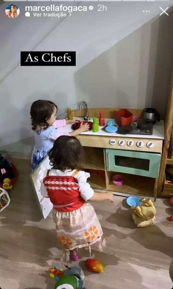 Marcella mostrou suas filhas com Joaquim Lopes com sua cozinha de brinquedo e encantou