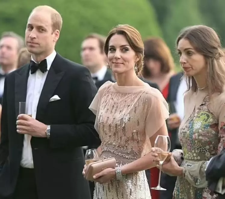 Kate Middleton junto com príncipe William e Rose