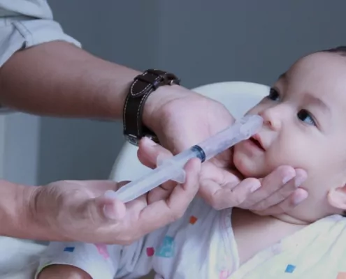 A lavagem nasal no bebê pode ajudar na respiração dos pequenos